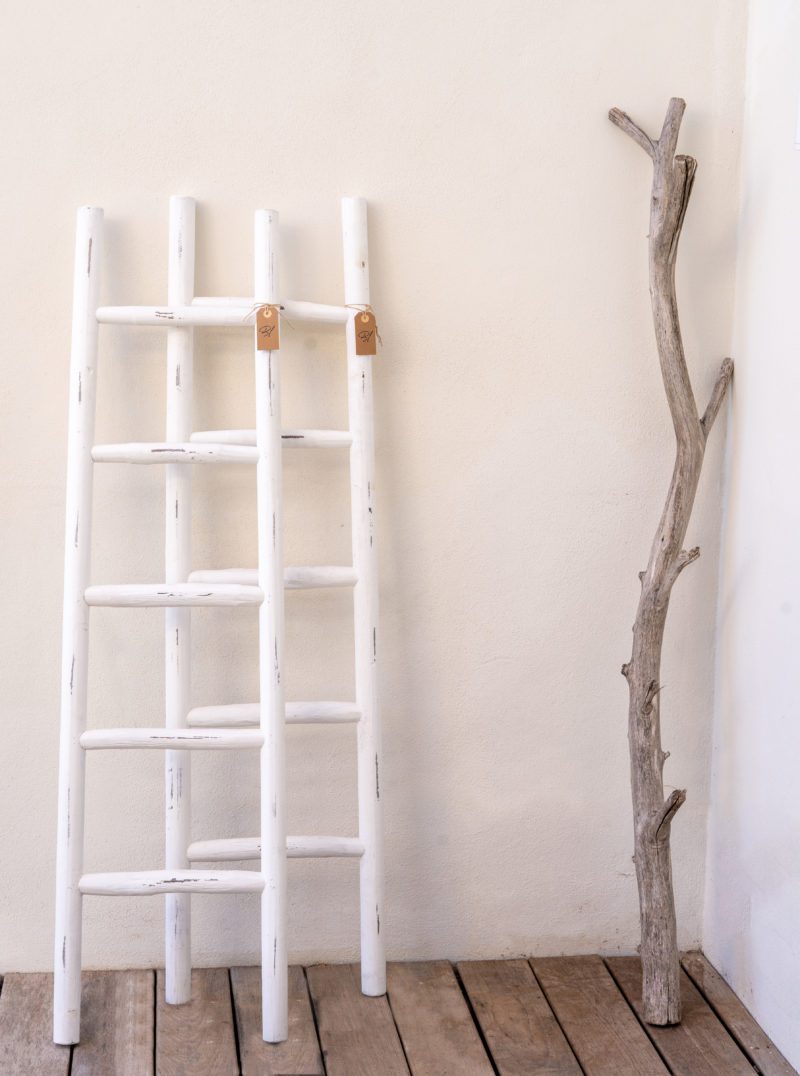 escalera de madera blanca